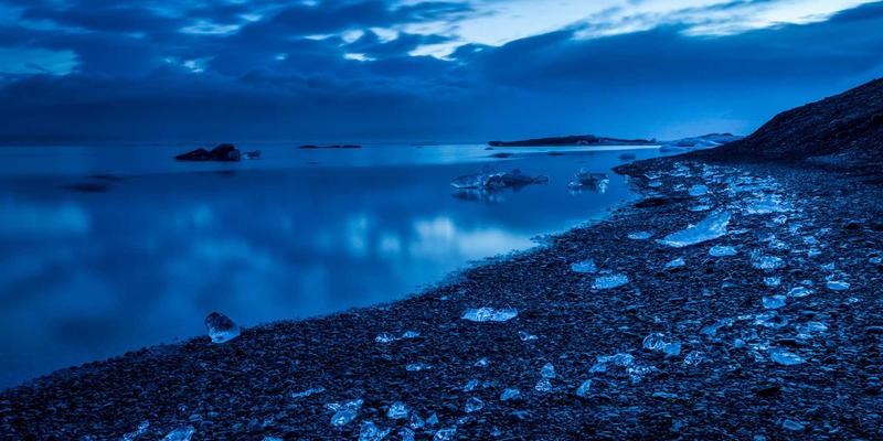 从《寄生虫》到《鱿鱼游戏》：韩国现实主义电影崛起背后的社会密码与票房奇迹