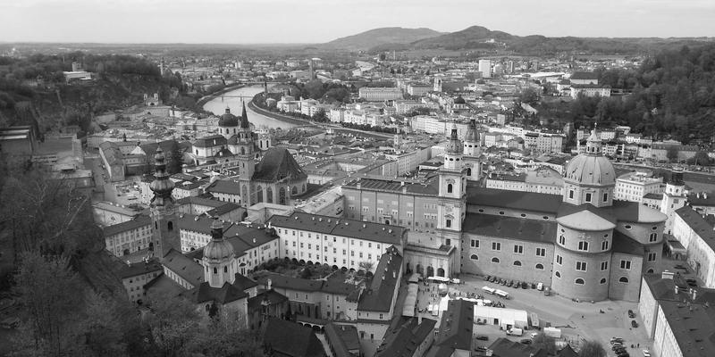 电影海报设计史：从手绘艺术到数字营销的视觉变迁